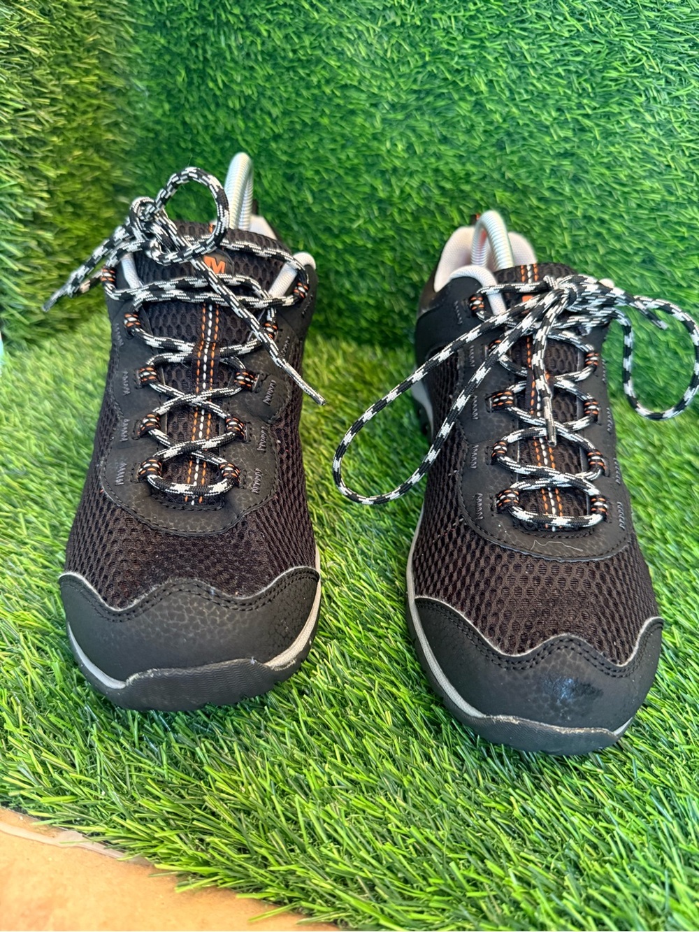 Merrell women’s Black Mesh Athletic Sneakers with Reflective Detailing 8
